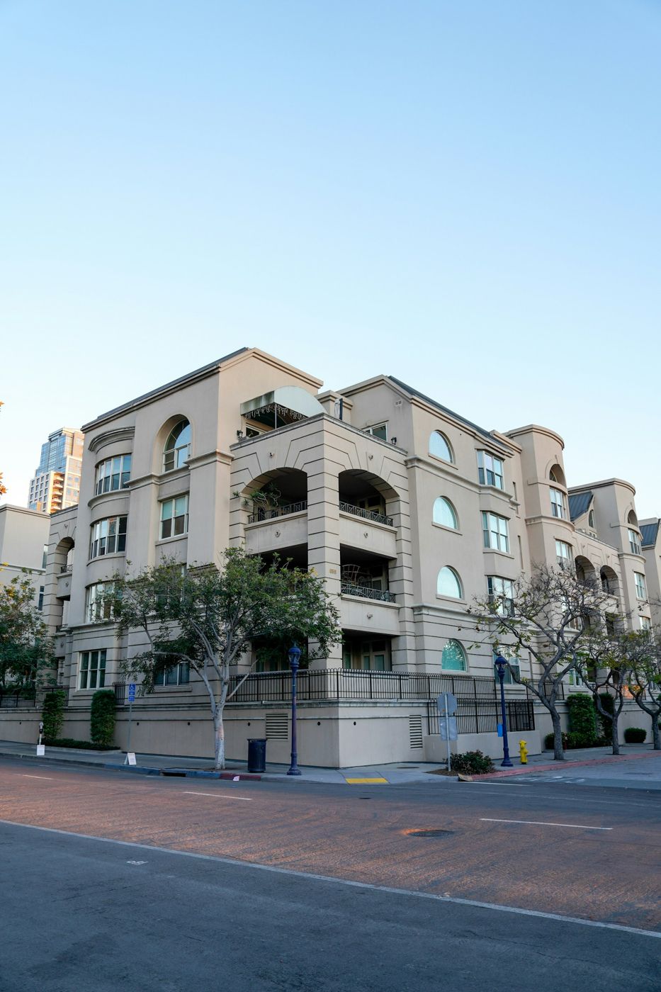 Beige apartment building whose components are covered by an HOA reserve study